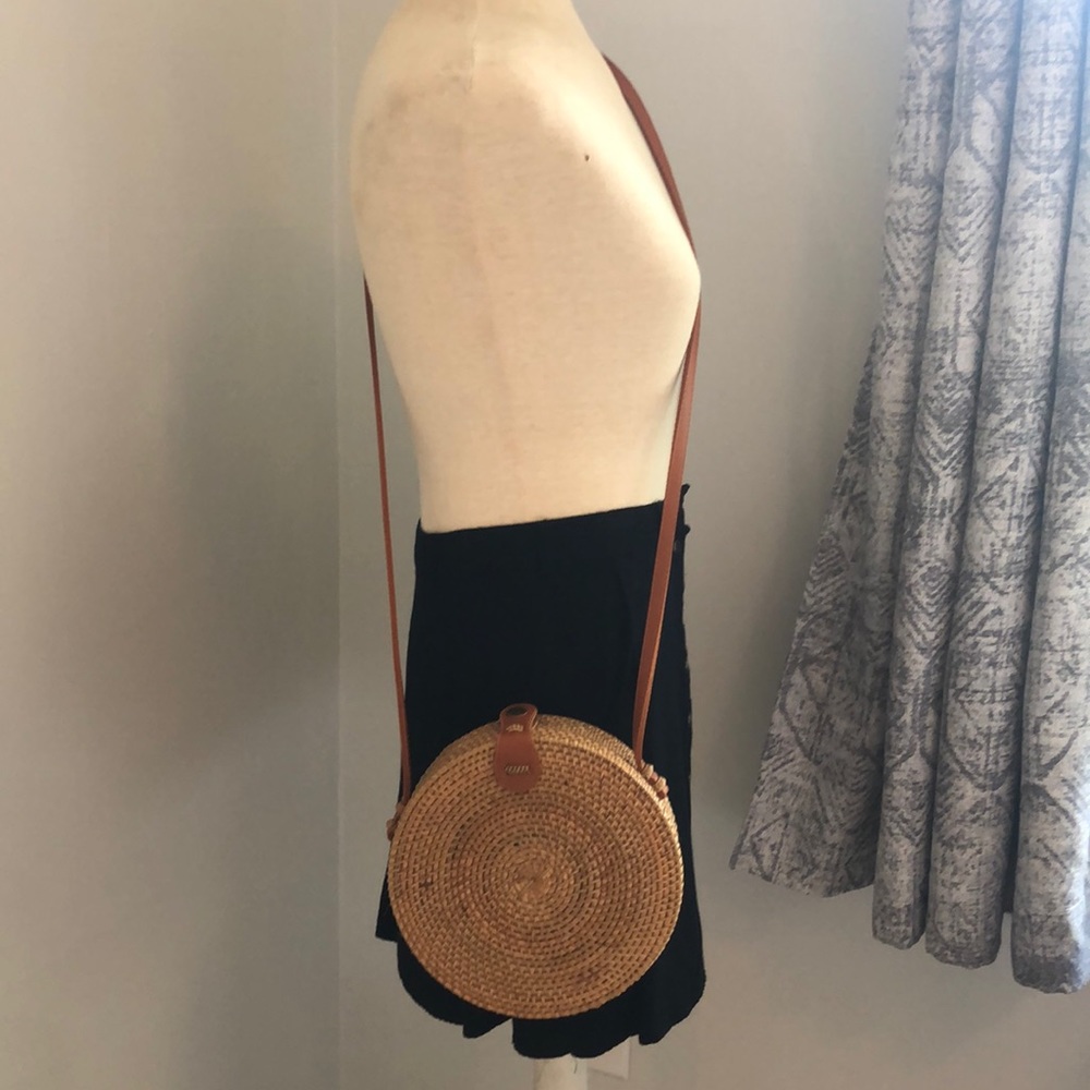 Round straw like crossbody bag